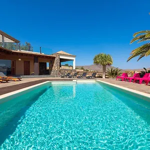 https://oasis-villa-with-swimming-pool-in-4000m2-garden.in-canary-islands.com